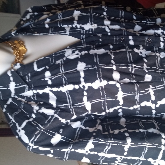 Express Design Black and White Large Fenced-Splat Pattern Size 12 Button up - Picture 3 of 6